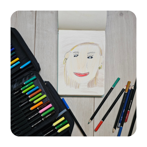 Skizzenbuch und Buntstifte als Geschenkidee für Kinder