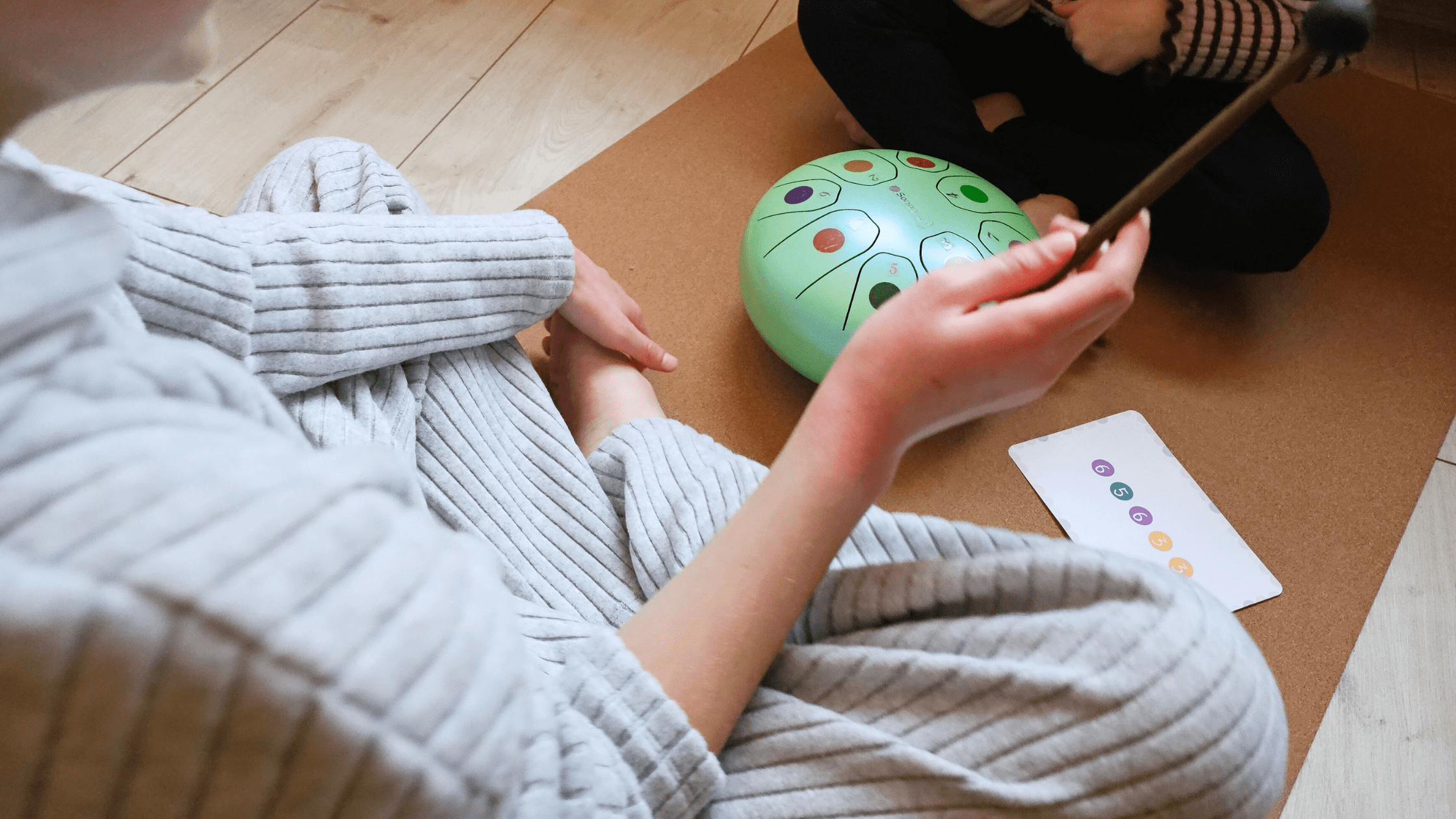 Kinder spielen Zungentrommel